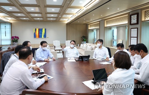 (서울=연합뉴스) 서명곤 기자 = 윤석열 대통령이 8일 오전 서울 용산 대통령실 청사에서 수석비서관회의를 주재하고 있다. 2022.8.8 [대통령실 제공, 재판매 및 DB 금지] seephoto@yna.co.kr