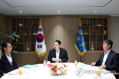 (서울=연합뉴스) 서명곤 기자 = 윤석열 대통령이 8일 서울 용산 대통령실 청사에서 열린 국무총리 주례회동에서 한덕수 국무총리와 대화하고 있다. 2022.8.8 [대통령실 제공, 재판매 및 DB 금지] seephoto@yna.co.kr