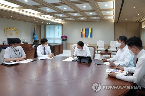 (서울=연합뉴스) 서명곤 기자 = 윤석열 대통령이 8일 서울 용산 대통령실 청사에서 김주현 금융위원장으로부터 부처 업무보고를 받고 있다.2022.8.8 [대통령실 제공. 재판매 DB금지] seephoto@yna.co.kr