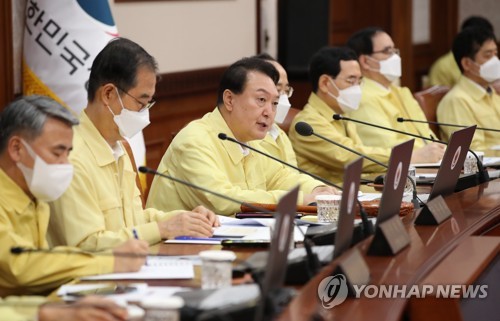 (서울=연합뉴스) 안정원 기자 = 윤석열 대통령이 9일 오전 서울 정부서울청사에서 열린 국무회의에서 발언하고 있다.  2022.8.9 jeong@yna.co.kr