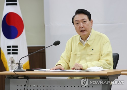 (서울=연합뉴스) 안정원 기자 = 윤석열 대통령이 11일 서울 서초구 양재동 하나로마트 양재점에서 열린 제5차 비상경제민생회의에서 발언하고 있다. 2022.8.11 jeong@yna.co.kr