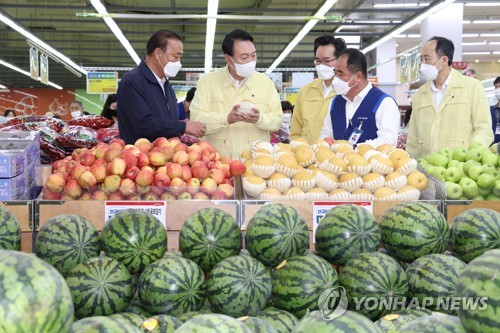 (서울=연합뉴스) 안정원 기자 = 윤석열 대통령이 11일 서울 서초구 양재동 하나로마트 양재점에서 과일 물가를 점검하고 있다. 2022.8.11 jeong@yna.co.kr