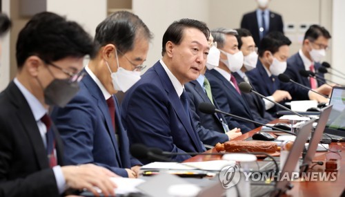 (서울=연합뉴스) 서명곤 기자 = 윤석열 대통령이 12일 오전 서울 용산 대통령실 청사에서 열린 임시 국무회의에서 발언을 하고 있다.   2022.8.12 [대통령실통신사진기자단] seephoto@yna.co.kr