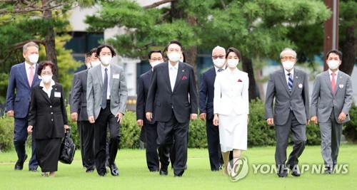 (서울=연합뉴스) 안정원 기자 = 윤석열 대통령과 김건희 여사가 15일 서울 용산 대통령실 청사 잔디마당에서 열린 제77주년 광복절 경축식에서 김영관 애국지사 및 후손들과 입장하고 있다. 2022.8.15 jeong@yna.co.kr