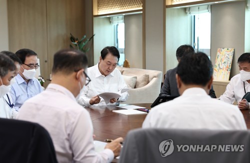 (서울=연합뉴스) 안정원 기자 = 윤석열 대통령이 16일 오전 서울 용산 대통령실 청사에서 수석비서관회의를 주재하고 있다. 2022.8.16 [대통령실 제공. 재판매 및 DB금지] jeong@yna.co.kr