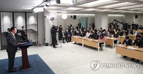 (서울=연합뉴스) 안정원 기자 = 윤석열 대통령이 17일 서울 용산 대통령실 청사에서 열린 취임 100일 기자회견 '대통령에게 듣는다'에서 그동안의 소회와 향후 정국 운영 방안 등을 밝히고 있다. 2022.8.17 jeong@yna.co.kr