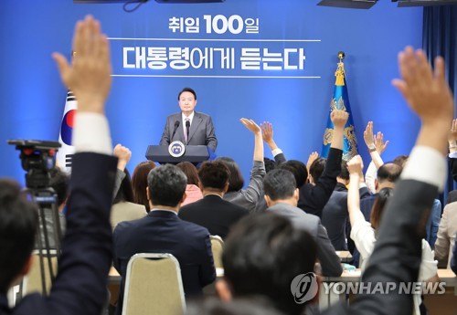 (서울=연합뉴스) 안정원 기자 = 17일 서울 용산 대통령실 청사에서 열린 윤석열 대통령 취임 100일 기자회견 '대통령에게 듣는다'에서 취재진이 질문하기 위해 손을 들고 있다. 2022.8.17 jeong@yna.co.kr