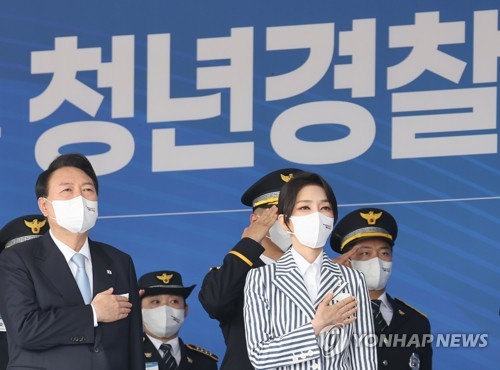 (충주=연합뉴스) 안정원 기자 = 윤석열 대통령과 김건희 여사가 19일 충북 충주시 중앙경찰학교에서 열린 310기 졸업식에서 국기에 경례를 하고 있다. 2022.8.19 jeong@yna.co.kr