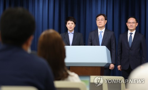 (서울=연합뉴스) 안정원 기자 = 김은혜 신임 홍보수석(왼쪽부터), 이관섭 정책기획수석, 임종득 국가안보실 2차장이 21일 서울 용산 대통령실 청사에서 열린 김대기 비서실장 인적쇄신 브리핑에 참석하고 있다. 2022.8.21 jeong@yna.co.kr