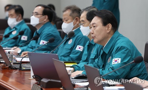 (서울=연합뉴스) 서명곤 기자 = 윤석열 대통령이 22일 오전 서울 용산 대통령실 청사에서 열린 을지 국무회의를 주재하고 있다.  2022.8.22 seephoto@yna.co.kr