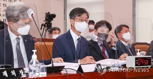 (서울=연합뉴스) 백승렬 기자 = 최재해 감사원장이 22일 서울 여의도 국회에서 열린 법제사법위원회 전체회의에서 의원 질의에 답변하고 있다. 2022.8.22 [국회사진기자단] srbaek@yna.co.kr
