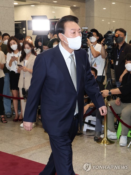 (서울=연합뉴스) 서명곤 기자 = 윤석열 대통령이 23일 오전 서울 용산 대통령실 청사에서 출근길 문답을 마친 뒤 이동하고 있다.  2022.8.23 seephoto@yna.co.kr