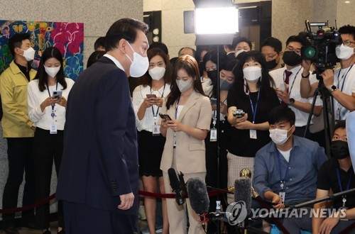 (서울=연합뉴스) 서명곤 기자 = 윤석열 대통령이 23일 오전 서울 용산 대통령실 청사로 출근하며 취재진의 질문에 답하고 있다. 2022.8.23 seephoto@yna.co.kr