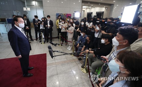 (서울=연합뉴스) 서명곤 기자 = 윤석열 대통령이 23일 오전 서울 용산 대통령실 청사로 출근하며 취재진의 질문에 답하고 있다. 2022.8.23 [대통령실통신사진기자단] seephoto@yna.co.kr