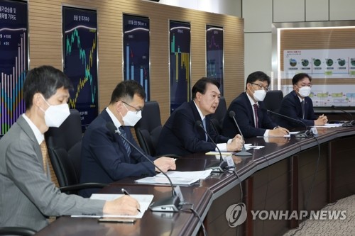 (서울=연합뉴스) 서명곤 기자 = 윤석열 대통령이 24일 오전 서울 서초구 aT센터 농산물수급종합상황실에서 열린 거시금융상황 점검회의를 주재하고 있다. 2022.8.24 seephoto@yna.co.kr