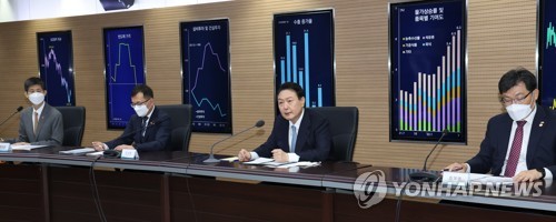 (서울=연합뉴스) 서명곤 기자 = 윤석열 대통령이 24일 오전 서울 서초구 aT센터 농산물수급종합상황실에서 열린 거시금융상황 점검회의에서 발언을 하고 있다. 2022.8.24 seephoto@yna.co.kr