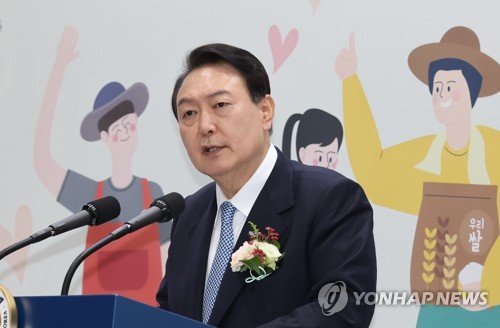 (서울=연합뉴스) 서명곤 기자 = 윤석열 대통령이 24일 오전 서울 서초구 aT센터에서 열린 2022 창농·귀농 고향사랑 박람회 개막식에서 축사를 하고 있다. 2022.8.24 seephoto@yna.co.kr