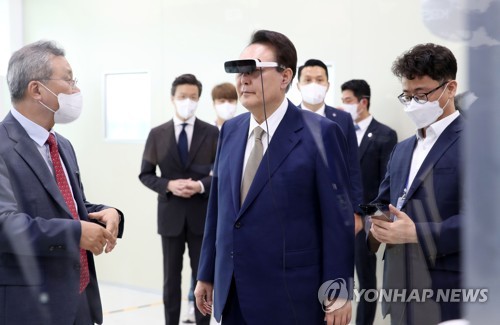 (대구=연합뉴스) 서명곤 기자 = 윤석열 대통령이 26일 오전 대구 달서구 아진엑스텍에서 열린 제1차 규제혁신전략회의에 참석에 앞서 설비 및 로봇의 상태를 실시간으로 확인할 수 있는 증강현실(AR) 글라스 체험을 하고 있다. 2022.8.26 seephoto@yna.co.kr