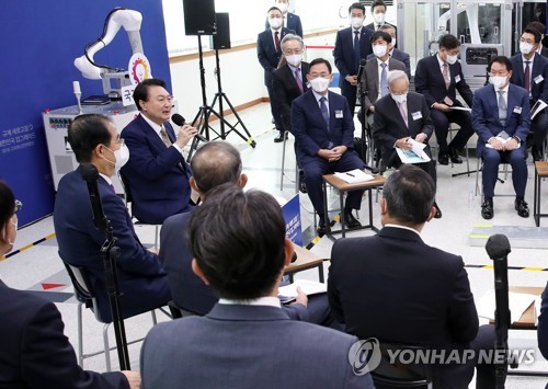 (대구=연합뉴스) 서명곤 기자 = 윤석열 대통령이 26일 오전 대구 달서구 아진엑스텍에서 열린 제1차 규제혁신전략회의에서 발언을 하고 있다. 2022.8.26 seephoto@yna.co.kr