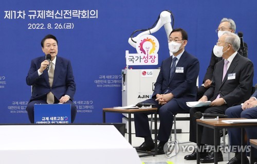 (대구=연합뉴스) 서명곤 기자 = 윤석열 대통령이 26일 오전 대구 달서구 아진엑스텍에서 열린 제1차 규제혁신전략회의에서 발언을 하고 있다. 가운데는 국민의힘 주호영 비상대책위원장. 2022.8.26 seephoto@yna.co.kr
