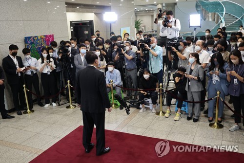 (서울=연합뉴스) 서명곤 기자 = 윤석열 대통령이 29일 오전 서울 용산 대통령실 청사로 출근하며 취재진의 질문에 답하고 있다. 2022.8.29 seephoto@yna.co.kr