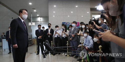 (서울=연합뉴스) 서명곤 기자 = 윤석열 대통령이 29일 오전 서울 용산 대통령실 청사로 출근하며 취재진의 질문에 답하고 있다. 2022.8.29  [대통령실통신사진기자단] seephoto@yna.co.kr