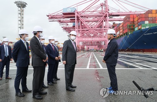 (창원=연합뉴스) 서명곤 기자 = 윤석열 대통령이 31일 경남 창원시 진해구 부산신항에서 비상경제민생회의 참석에 앞서 항만물류 현장을 시찰하고 있다. 2022.8.31 seephoto@yna.co.kr