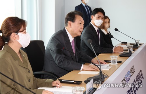 (창원=연합뉴스) 서명곤 기자 = 윤석열 대통령이 31일 경남 창원시 진해구 부산신항 한진터미널에서 열린 제7차 비상경제민생회의에서 발언하고 있다. 2022.8.31 seephoto@yna.co.kr