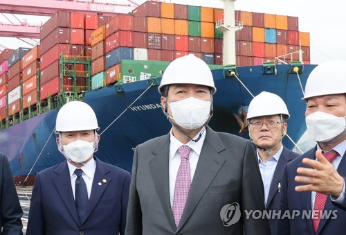 (창원=연합뉴스) 서명곤 기자 = 윤석열 대통령이 31일 경남 창원시 진해구 부산신항에서 비상경제민생회의 참석에 앞서 원희룡 국토교통부 장관 등과 함께 항만물류 현장을 시찰하고 있다. 2022.8.31 seephoto@yna.co.kr