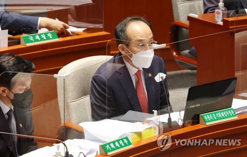 (서울=연합뉴스) 이정훈 기자 = 추경호 부총리 겸 기회재정부 장관이 1일 오전 국회에서 열린 예산결산특별위원회 전체회의에서 의원 질의에 답변하고 있다. 2022.9.1 [국회사진기자단] uwg806@yna.co.kr