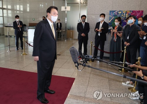 (서울=연합뉴스) 서명곤 기자 = 윤석열 대통령이 2일 오전 서울 용산 대통령실 청사로 출근하며 취재진의 질문에 답하고 있다. 2022.9.2 seephoto@yna.co.kr