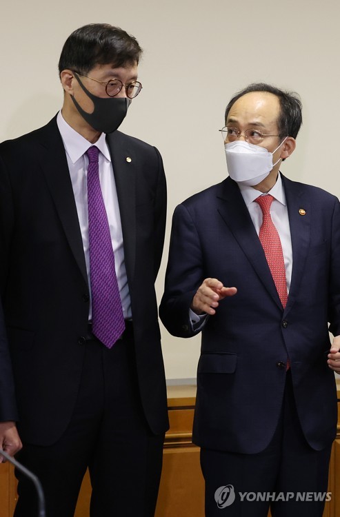 (서울=연합뉴스) 신준희 기자 = 5일 오전 중구 은행회관에서 열리는 비상 거시경제 금융회의에서 추경호 경제부총리 겸 기획재정부 장관(오른쪽)과 이창용 한국은행 총재가 대화를 나누고 있다. 2022.9.5 hama@yna.co.kr