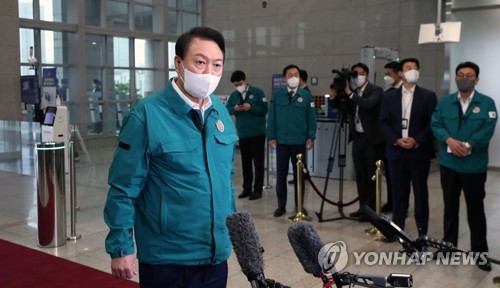 (서울=연합뉴스) 안정원 기자 = 윤석열 대통령이 5일 오전 서울 용산 대통령실 청사로 출근하며 기자들의 질문에 북상하는 태풍 힌남노 관련 국민안전에 최선을 다하겠다고 밝히고 있다. 2022.9.5 [대통령실통신사진기자단] jeong@yna.co.kr