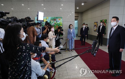 (서울=연합뉴스) 안정원 기자 = 윤석열 대통령이 8일 오전 서울 용산 대통령실 청사로 출근, 기자들과 질의응답을 하고 있다. 2022.9.8 jeong@yna.co.kr