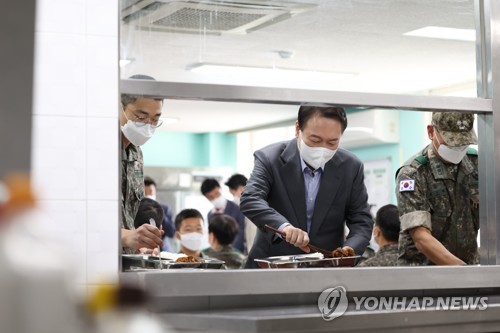 (서울=연합뉴스) 안정원 기자 = 윤석열 대통령이 추석인 10일 수도방위사령부 예하 방공중대를 방문, 장병들과 오찬에 앞서 직접 배식하고 있다. 2022.9.10 [대통령실 제공. 재판매 및 DB금지] jeong@yna.co.kr