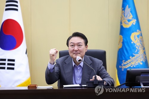 (서울=연합뉴스) 안정원 기자 = 윤석열 대통령이 추석인 10일 서울 용산 대통령실 청사에서 해외파병 근무 중인 한빛부대(남수단), 동명부대(레바논), 청해부대(오만), 아크부대(아랍에미리트) 장병들과 화상통화를 하며 격려하고 있다. 2022.9.10 [대통령실 제공. 재판매 및 DB금지] jeong@yna.co.kr