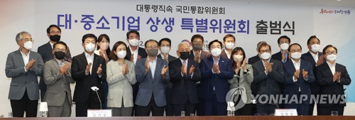 (서울=연합뉴스) 신현우 기자 = 김한길 국민통합위원장이 13일 오후 서울 여의도 중소기업중앙회에서 열린 대·중소기업 상생 특별위원회 출범식에서 한정화 특위 위원장, 김기문 중소기업중앙회장 등 참석자들과 기념 촬영하고 있다. 2022.9.13 nowwego@yna.co.kr