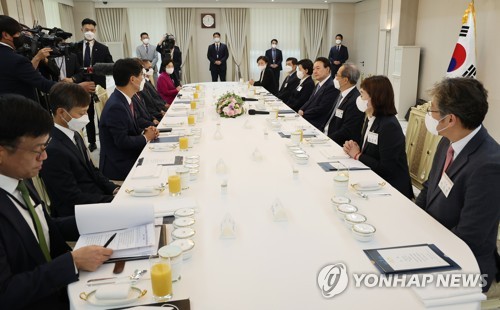 (서울=연합뉴스) 서명곤 기자 = 윤석열 대통령이 14일 서울 용산 대통령실에서 열린 국민의힘 반도체산업경쟁력강화특위 오찬에서 발언을 하고 있다. 2022.9.14 seephoto@yna.co.kr