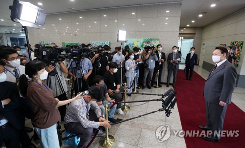 (서울=연합뉴스) 서명곤 기자 = 윤석열 대통령이 15일 오전 서울 용산 대통령실 청사로 출근, 취재진의 질문에 답하고 있다.  2022.9.15 [대통령실통신사진기자단] seephoto@yna.co.kr