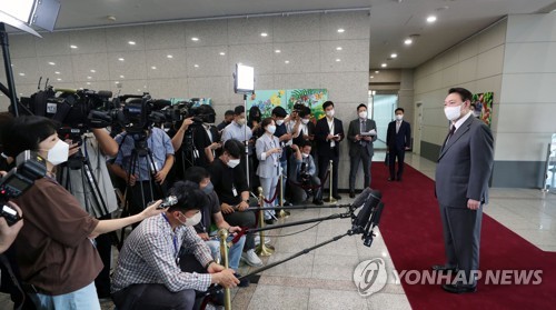 (서울=연합뉴스) 서명곤 기자 = 윤석열 대통령이 15일 오전 서울 용산 대통령실 청사로 출근, 취재진의 질문에 답하고 있다.  2022.9.15 [대통령실통신사진기자단] seephoto@yna.co.kr