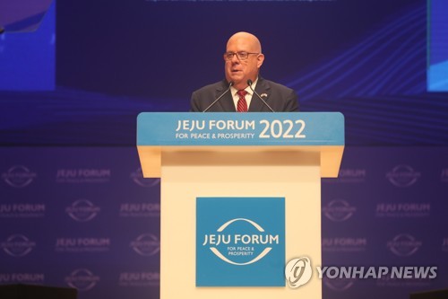 (서귀포=연합뉴스) 박지호 기자 = 제17회 평화와 번영을 위한 제주포럼 이틀째인 15일 오전 서귀포시 제주국제컨벤션센터에서 열린 개막식에서 래리 호건 미국 메릴랜드주지사가 기조연설을 하고 있다. 2022.9.15 jihopark@yna.co.kr