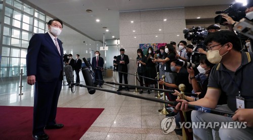 (서울=연합뉴스) 서명곤 기자 = 윤석열 대통령이 16일 오전 서울 용산 대통령실 청사로 출근, 취재진의 질문에 답하고 있다.  2022.9.16  [대통령실통신사진기자단] seephoto@yna.co.kr