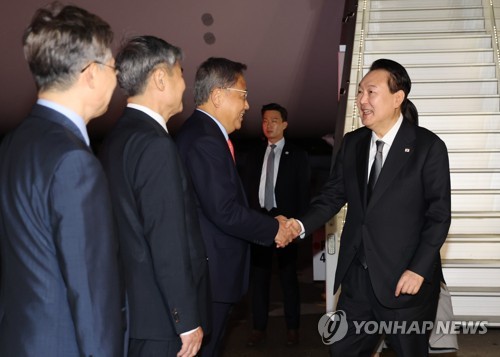 (뉴욕=연합뉴스) 서명곤 기자 = 윤석열 대통령과 김건희 여사가 19일(현지시간) 미국 뉴욕 존 F. 케네디 국제공항에 도착, 영접 인사들과 악수하고 있다. 2022.9.20 seephoto@yna.co.kr