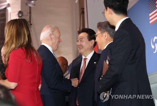 (뉴욕=연합뉴스) 서명곤 기자 = 윤석열 대통령과 조 바이든 미국 대통령이 21일(현지시간) 미국 뉴욕 한 빌딩에서 열린 글로벌펀드 제7차 재정공약회의를 마친 뒤 대화를 나누고 있다. 2022.9.22 seephoto@yna.co.kr
