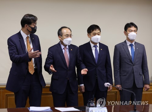 (서울=연합뉴스) 이지은 기자 = 추경호 경제부총리 겸 기획재정부 장관 등 금융당국 수장들이 22일 오전 서울 중구 은행회관에서 열린 비상거시경제금융회의에서 회의에 앞서 기념촬영을 하고 있다. 왼쪽부터 이창용 한국은행 총재, 추 부총리, 김주현 금융위원장, 이복현 금융감독원장. 2022.9.22 jieunlee@yna.co.kr