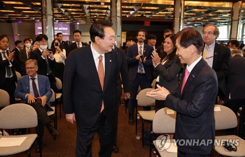 (뉴욕=연합뉴스) 안정원 기자 = 윤석열 대통령이 21일(현지시간) 미국 뉴욕 뉴욕대(NYU) 키멜 센터에서 열린 디지털 비전 포럼에 입장하고 있다. 2022.9.22 jeong@yna.co.kr