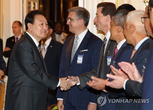 (뉴욕=연합뉴스) 서명곤 기자 = 윤석열 대통령이 22일(현지시간) 미국 뉴욕 한 호텔에서 열린 투자 신고식 및 북미지역 투자가 라운드 테이블에서 참석자들과 악수하고 있다. 2022.9.23 seephoto@yna.co.kr
