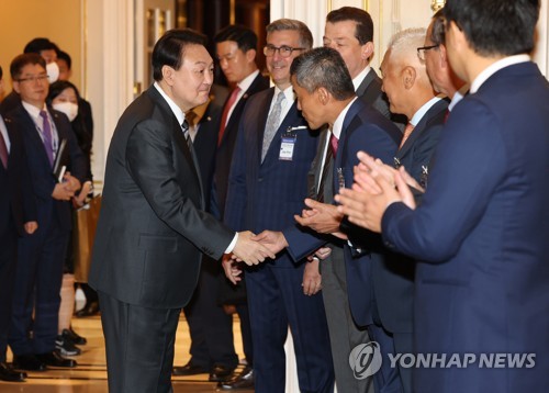 (뉴욕=연합뉴스) 서명곤 기자 = 윤석열 대통령이 22일(현지시간) 미국 뉴욕 한 호텔에서 열린 투자 신고식 및 북미지역 투자가 라운드 테이블에서 참석자들과 악수하고 있다. 2022.9.23 seephoto@yna.co.kr