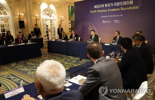 (뉴욕=연합뉴스) 서명곤 기자 = 윤석열 대통령이 22일(현지시간) 미국 뉴욕 한 호텔에서 열린 투자 신고식 및 북미지역 투자가 라운드 테이블에서 발언을 하고 있다. 2022.9.23 seephoto@yna.co.kr