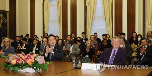 (뉴욕=연합뉴스) 안정원 기자 = 윤석열 대통령이 22일(현지시간) 캐나다  토톤토대학교에서 열린 인공지능 석학과의 간담회에 참석, 박수치고 있다. 2022.9.23 jeong@yna.co.kr